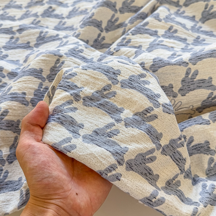 91家纺网 家纺一手货源 找家纺 布柔 2025新款原麻皱皱纱羊羔绒双层毛毯多功能盖毯午睡沙发毯子 蓝兔盖毯