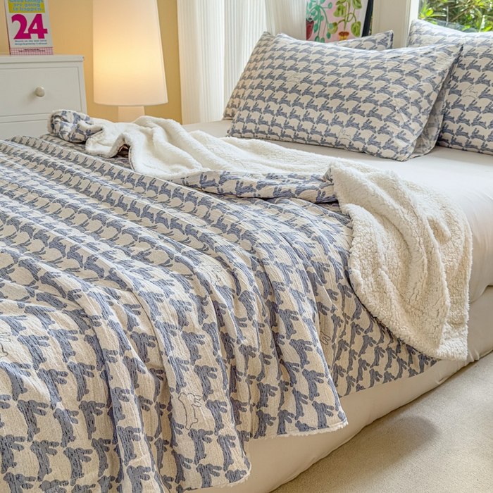 91家纺网 家纺一手货源 找家纺 布柔 2025新款原麻皱皱纱羊羔绒双层毛毯多功能盖毯午睡沙发毯子 蓝兔盖毯