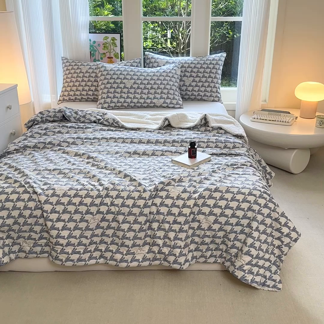 91家纺网 家纺一手货源 找家纺 布柔 2025新款原麻皱皱纱羊羔绒双层毛毯多功能盖毯午睡沙发毯子 蓝兔盖毯