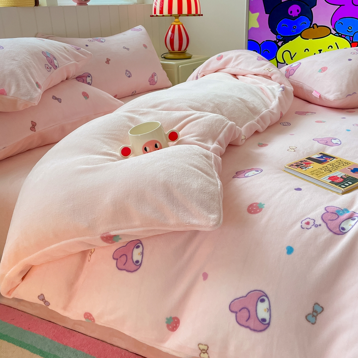 91家纺网 家纺一手货源 找家纺 桃子家居 2025新款A类正版三丽鸥授权卡通加厚高克重牛奶绒系列四件套 绒三丽鸥-糖果美乐蒂