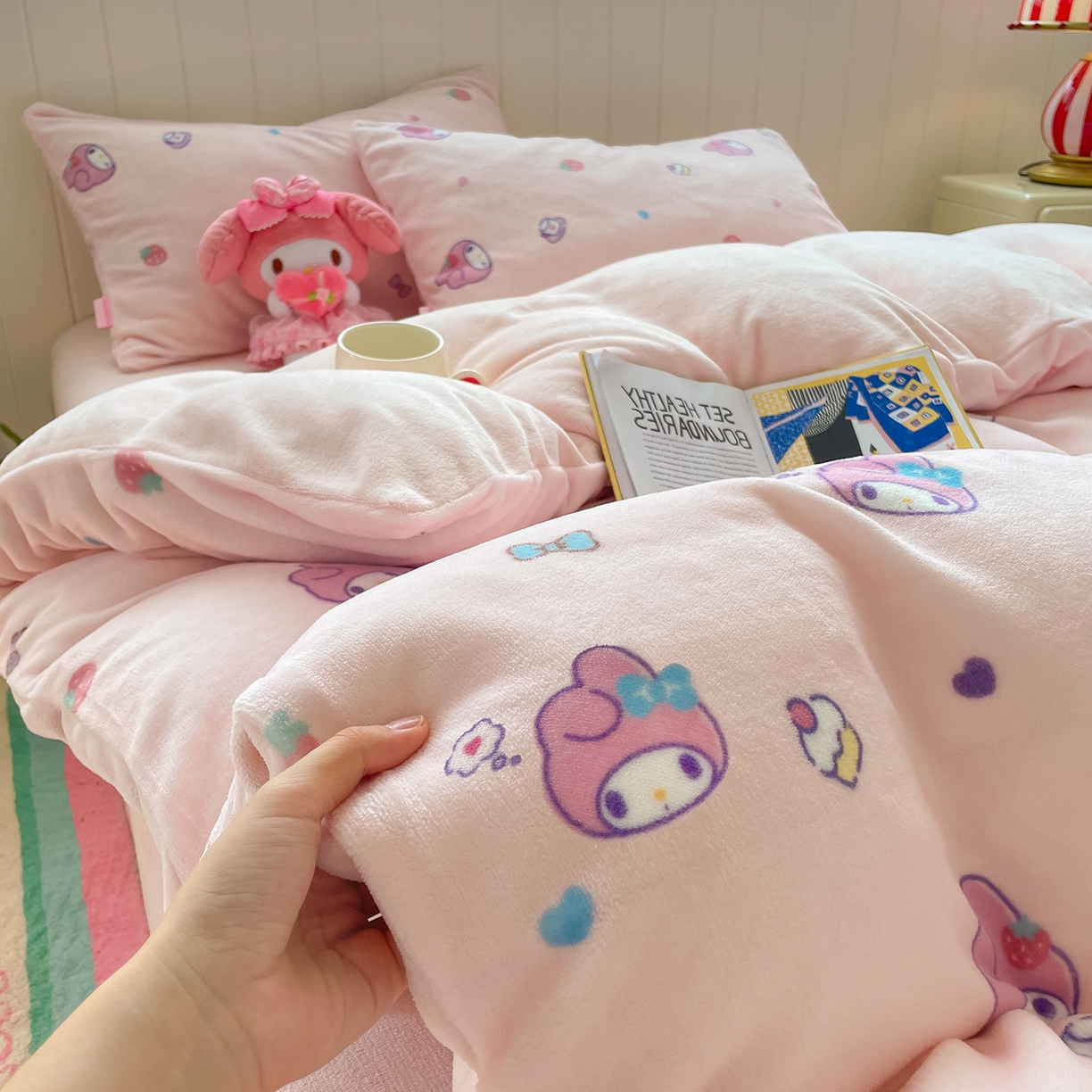 91家纺网 家纺一手货源 找家纺 桃子家居 2025新款A类正版三丽鸥授权卡通加厚高克重牛奶绒系列四件套 绒三丽鸥-糖果美乐蒂