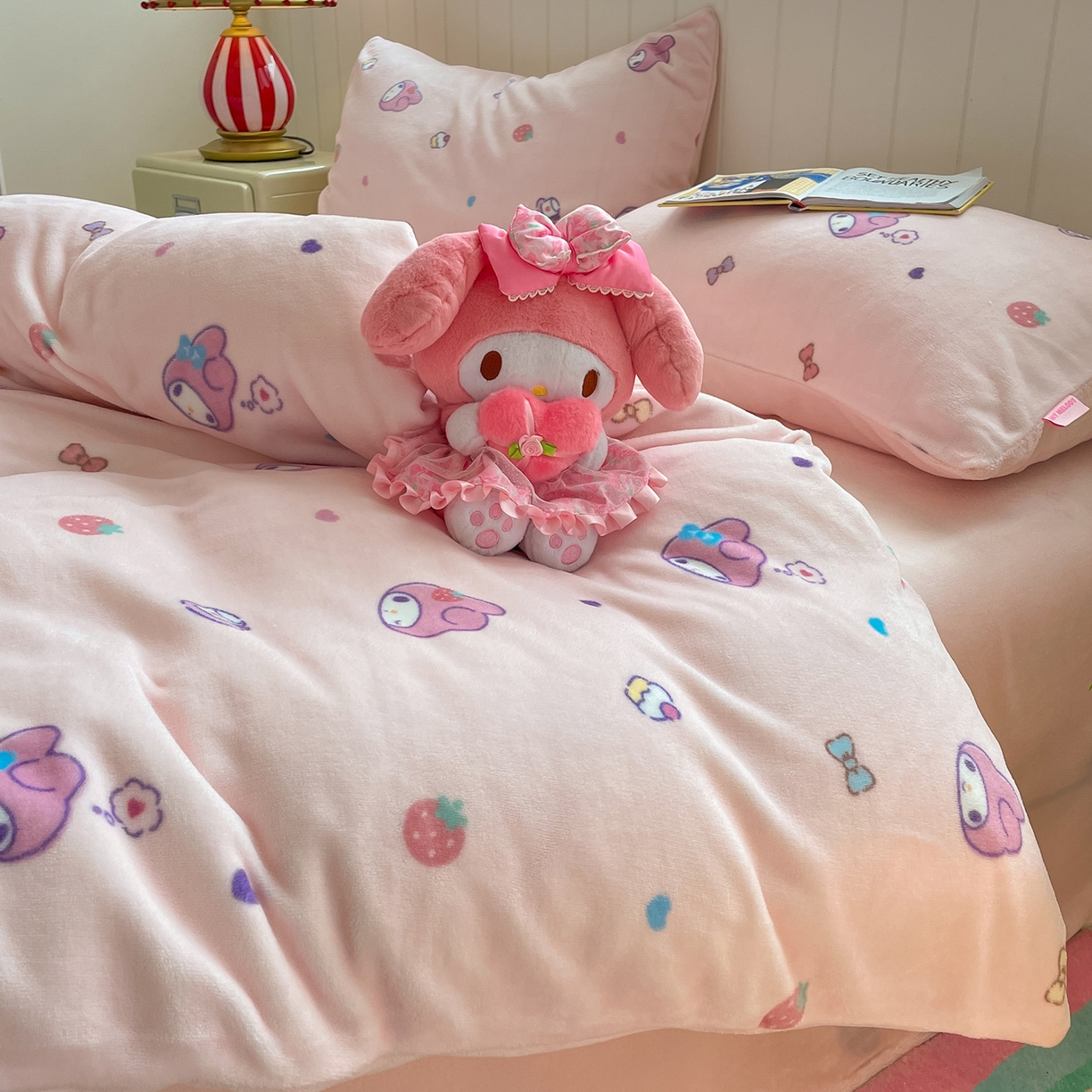 91家纺网 家纺一手货源 找家纺 桃子家居 2025新款A类正版三丽鸥授权卡通加厚高克重牛奶绒系列四件套 绒三丽鸥-糖果美乐蒂