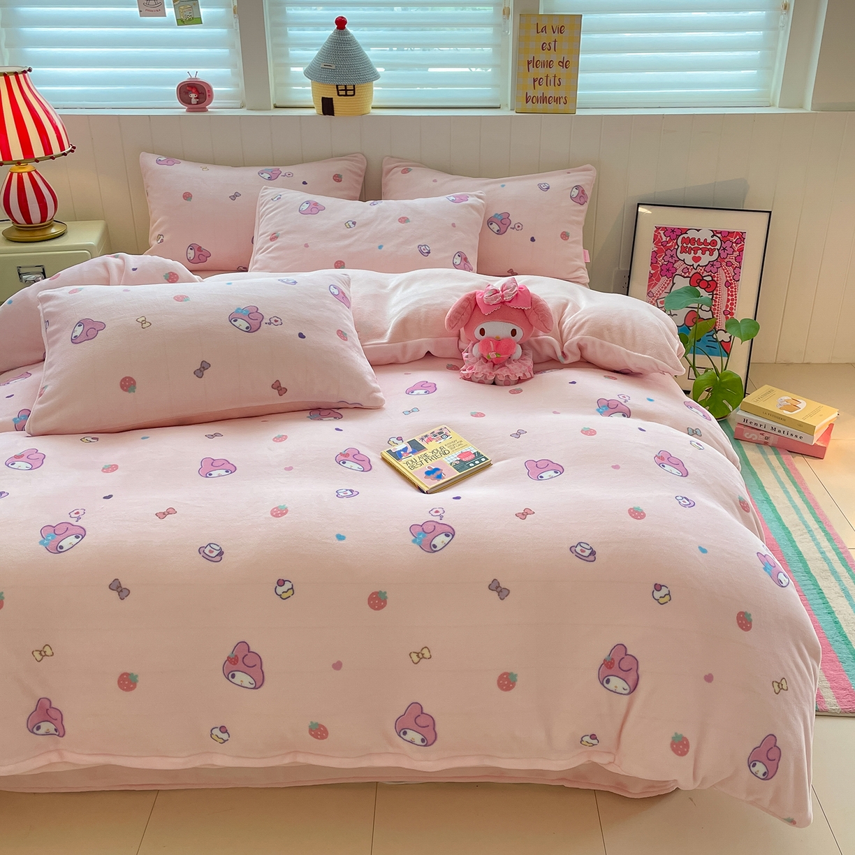 91家纺网 家纺一手货源 找家纺 桃子家居 2025新款A类正版三丽鸥授权卡通加厚高克重牛奶绒系列四件套 绒三丽鸥-糖果美乐蒂