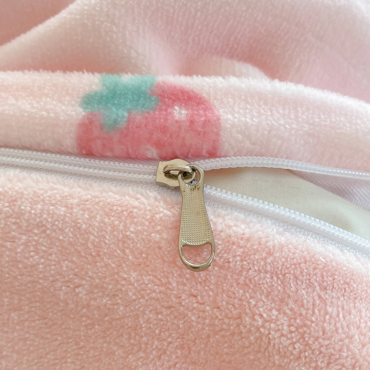 91家纺网 家纺一手货源 找家纺 桃子家居 2025新款A类正版三丽鸥授权卡通加厚高克重牛奶绒系列四件套 绒三丽鸥-糖果美乐蒂