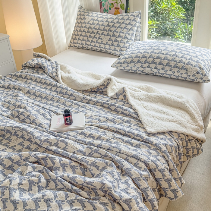 91家纺网 家纺一手货源 找家纺 布柔 2025新款原麻皱皱纱羊羔绒双层毛毯多功能盖毯午睡沙发毯子 蓝兔盖毯