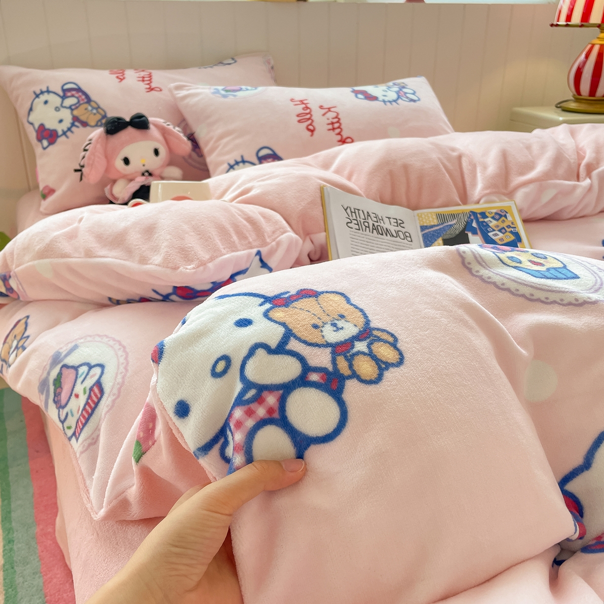 91家纺网 家纺一手货源 找家纺 桃子家居 2025新款A类正版三丽鸥授权卡通加厚高克重牛奶绒系列四件套 绒三丽鸥-甜美kitty