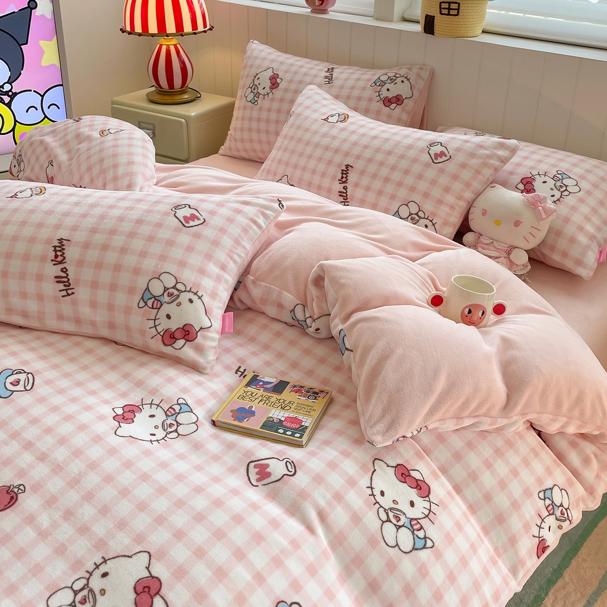 91家纺网 家纺一手货源 找家纺 桃子家居 2025新款A类正版三丽鸥授权卡通加厚高克重牛奶绒系列四件套 绒三丽鸥-甜心kitty粉