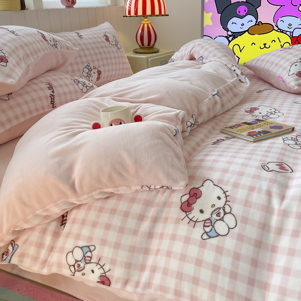 91家纺网 家纺一手货源 找家纺 桃子家居 2025新款A类正版三丽鸥授权卡通加厚高克重牛奶绒系列四件套 绒三丽鸥-甜心kitty粉