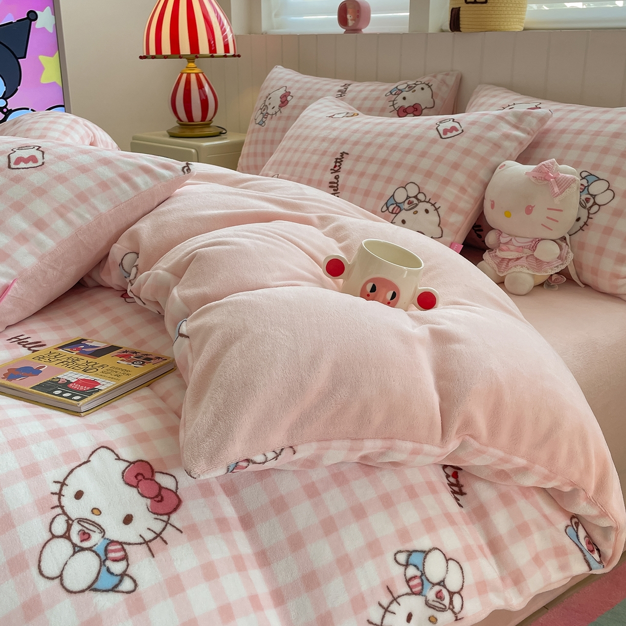 91家纺网 家纺一手货源 找家纺 桃子家居 2025新款A类正版三丽鸥授权卡通加厚高克重牛奶绒系列四件套 绒三丽鸥-甜心kitty粉