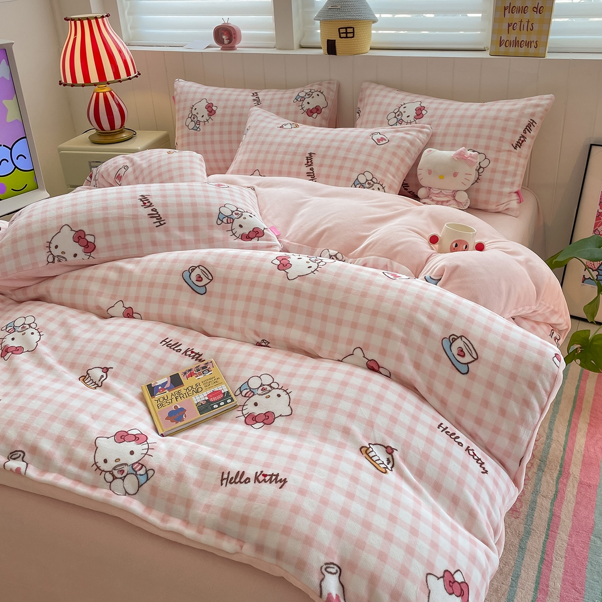 91家纺网 家纺一手货源 找家纺 桃子家居 2025新款A类正版三丽鸥授权卡通加厚高克重牛奶绒系列四件套 绒三丽鸥-甜心kitty粉