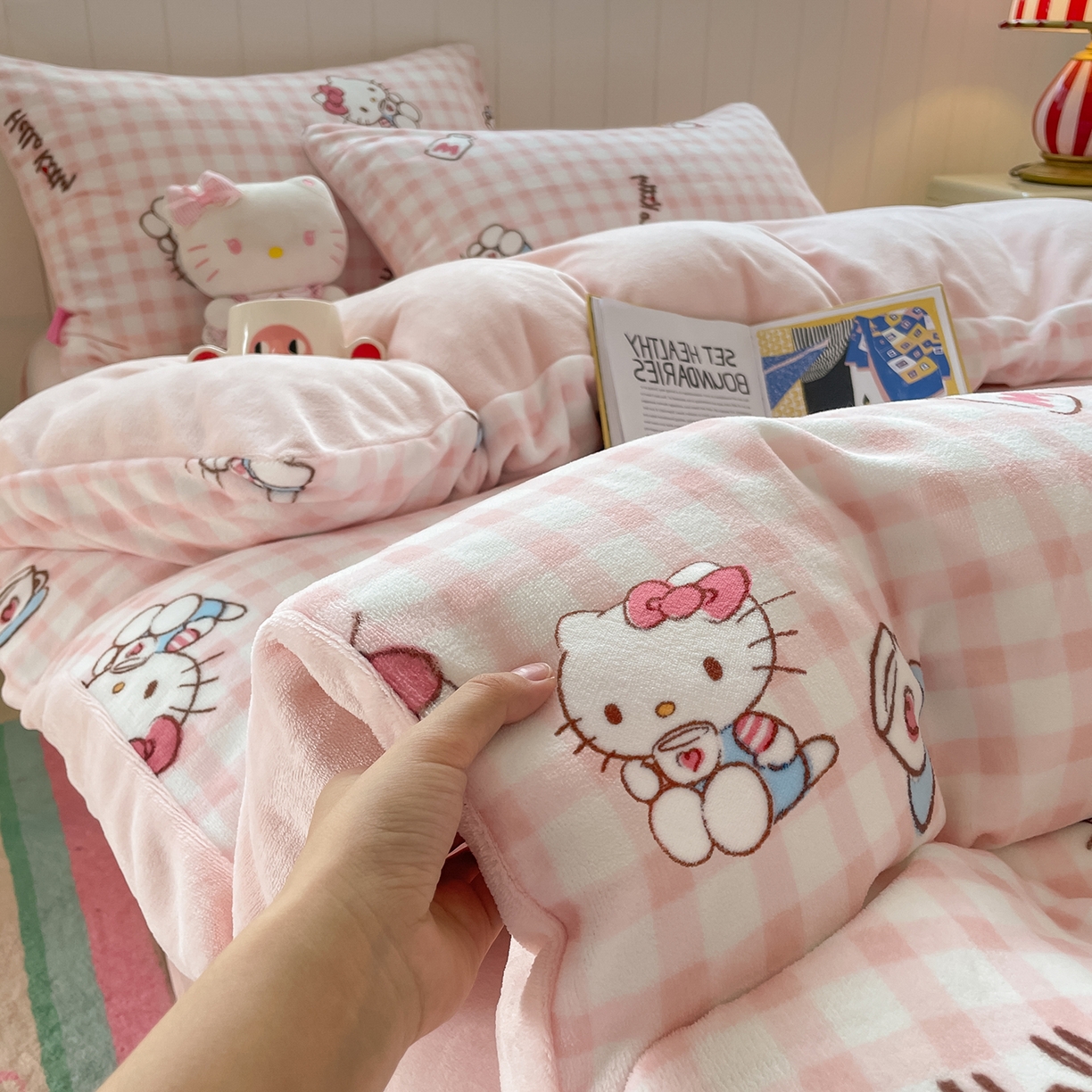 91家纺网 家纺一手货源 找家纺 桃子家居 2025新款A类正版三丽鸥授权卡通加厚高克重牛奶绒系列四件套 绒三丽鸥-甜心kitty粉