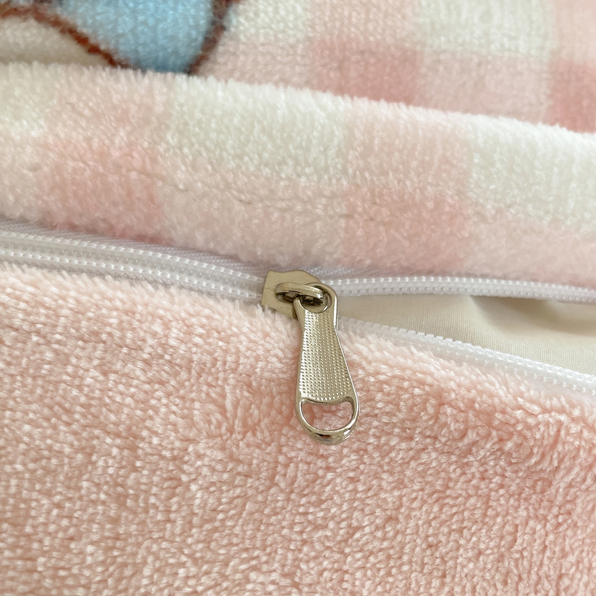 91家纺网 家纺一手货源 找家纺 桃子家居 2025新款A类正版三丽鸥授权卡通加厚高克重牛奶绒系列四件套 绒三丽鸥-甜心kitty粉