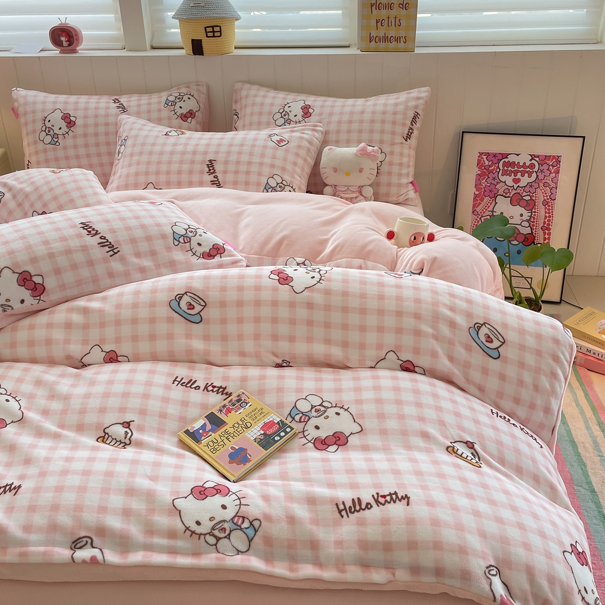 91家纺网 家纺一手货源 找家纺 桃子家居 2025新款A类正版三丽鸥授权卡通加厚高克重牛奶绒系列四件套 绒三丽鸥-甜心kitty粉