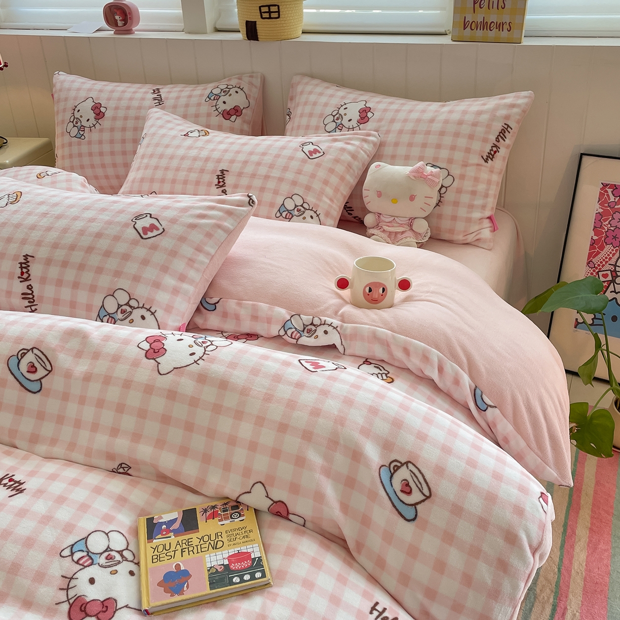 91家纺网 家纺一手货源 找家纺 桃子家居 2025新款A类正版三丽鸥授权卡通加厚高克重牛奶绒系列四件套 绒三丽鸥-甜心kitty粉