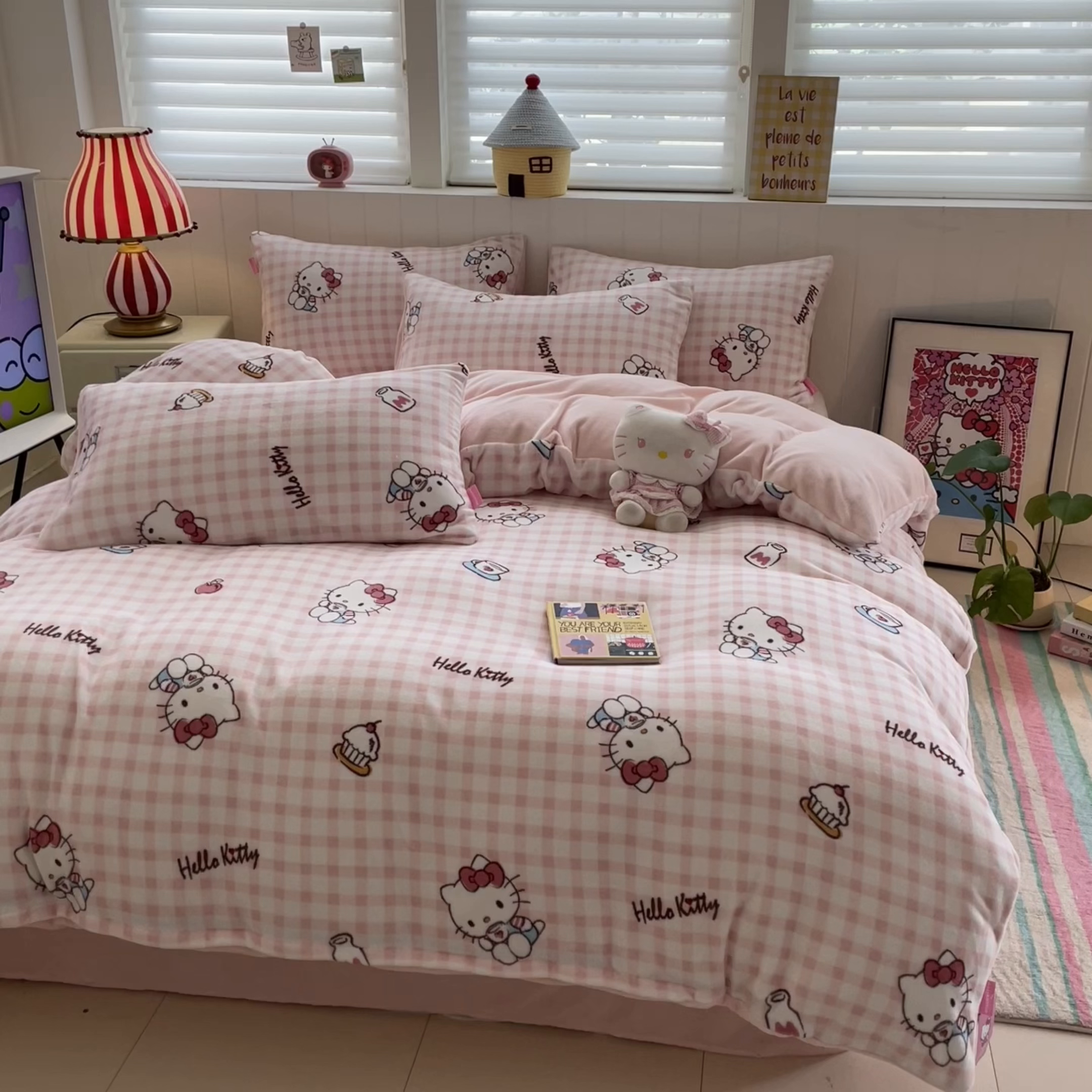 91家纺网 家纺一手货源 找家纺 桃子家居 2025新款A类正版三丽鸥授权卡通加厚高克重牛奶绒系列四件套 绒三丽鸥-甜心kitty粉