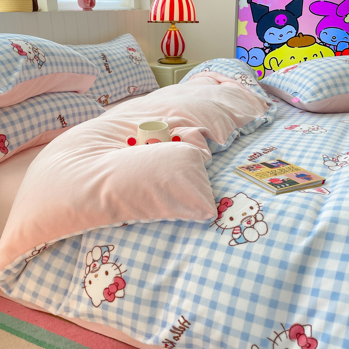 91家纺网 家纺一手货源 找家纺 桃子家居 2025新款A类正版三丽鸥授权卡通加厚高克重牛奶绒系列四件套 绒三丽鸥-甜心kitty蓝
