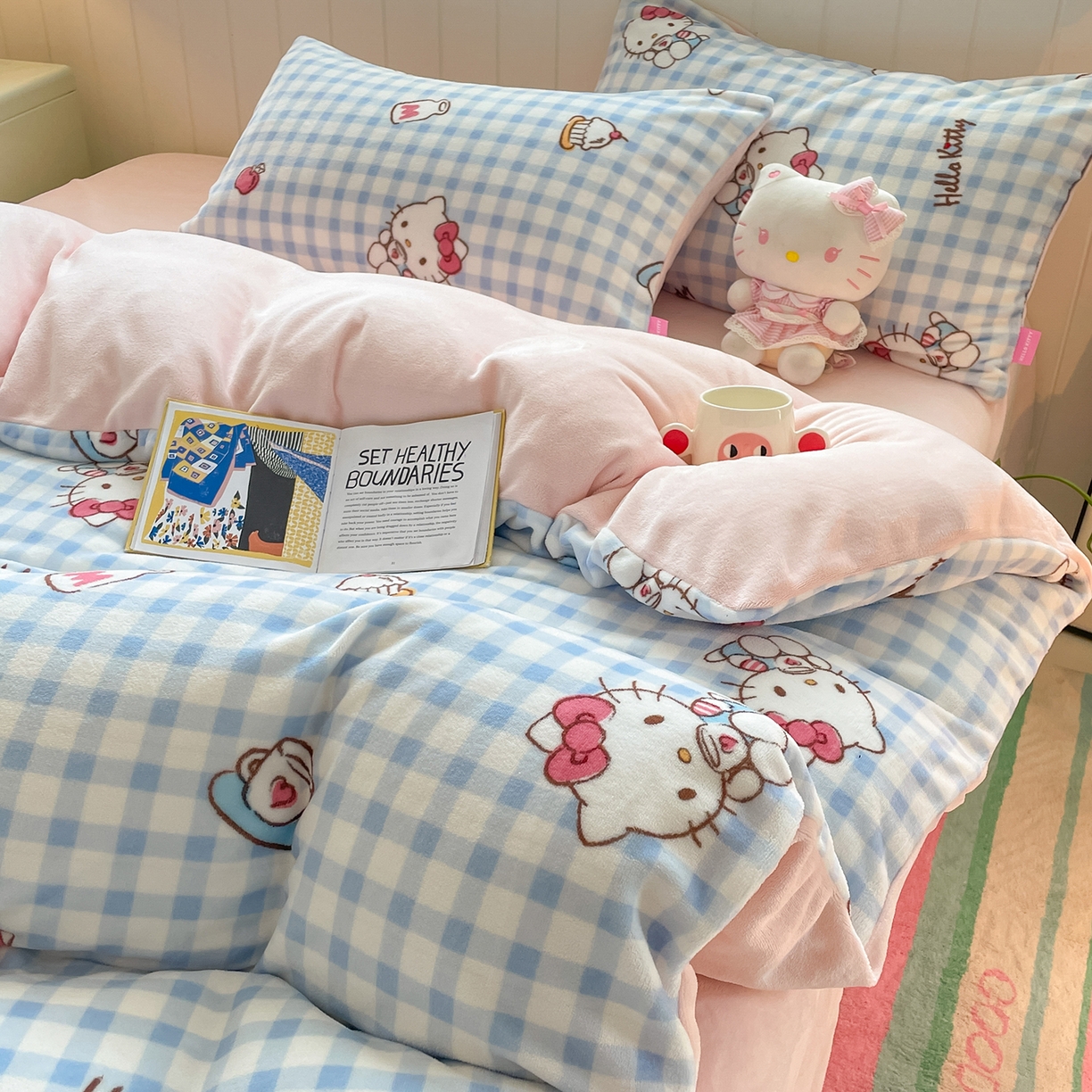 91家纺网 家纺一手货源 找家纺 桃子家居 2025新款A类正版三丽鸥授权卡通加厚高克重牛奶绒系列四件套 绒三丽鸥-甜心kitty蓝