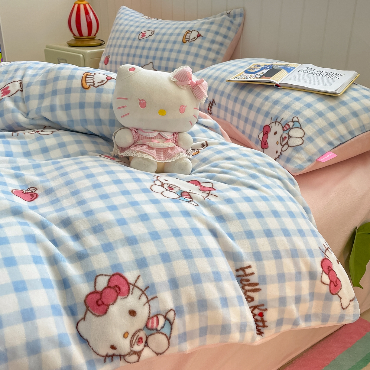91家纺网 家纺一手货源 找家纺 桃子家居 2025新款A类正版三丽鸥授权卡通加厚高克重牛奶绒系列四件套 绒三丽鸥-甜心kitty蓝