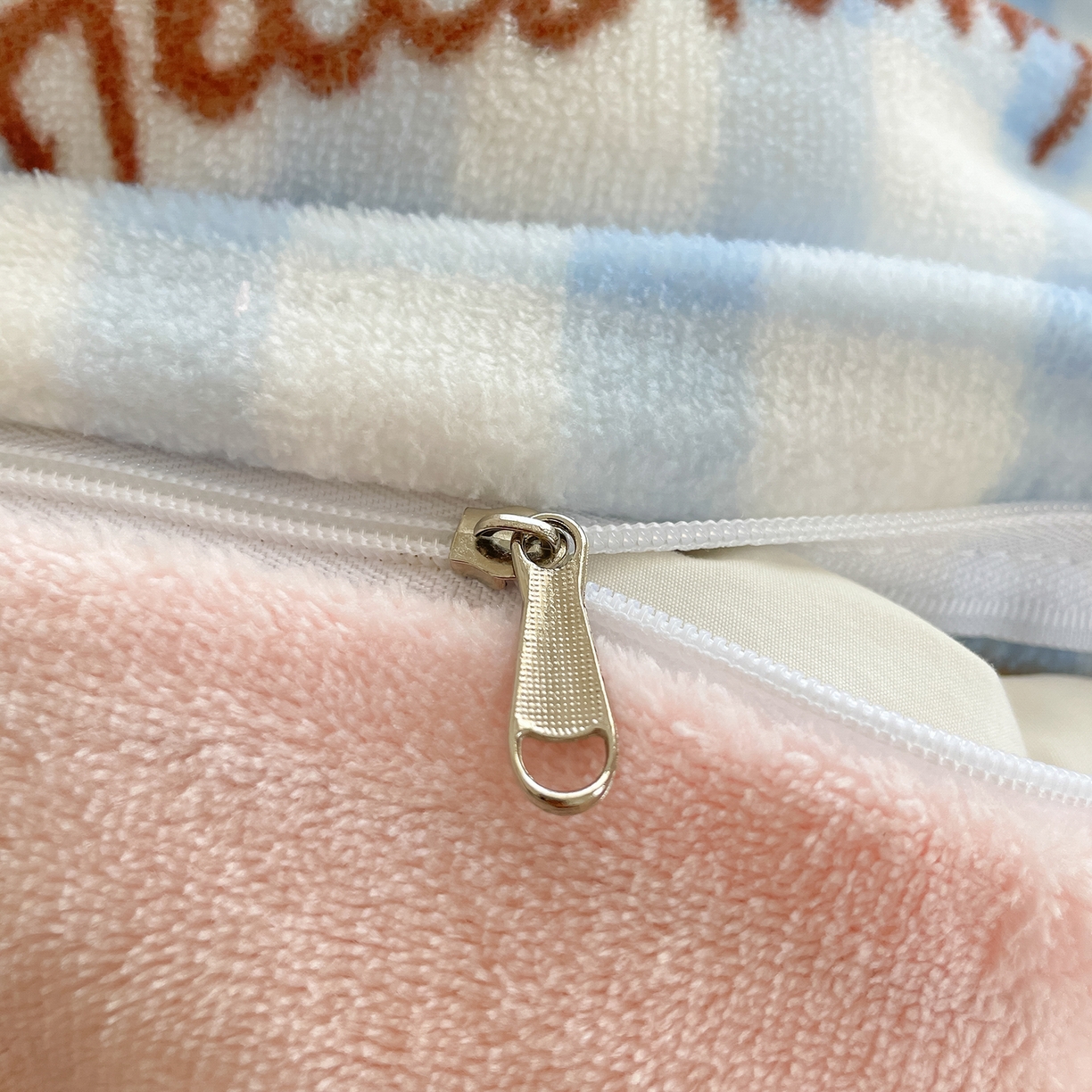 91家纺网 家纺一手货源 找家纺 桃子家居 2025新款A类正版三丽鸥授权卡通加厚高克重牛奶绒系列四件套 绒三丽鸥-甜心kitty蓝