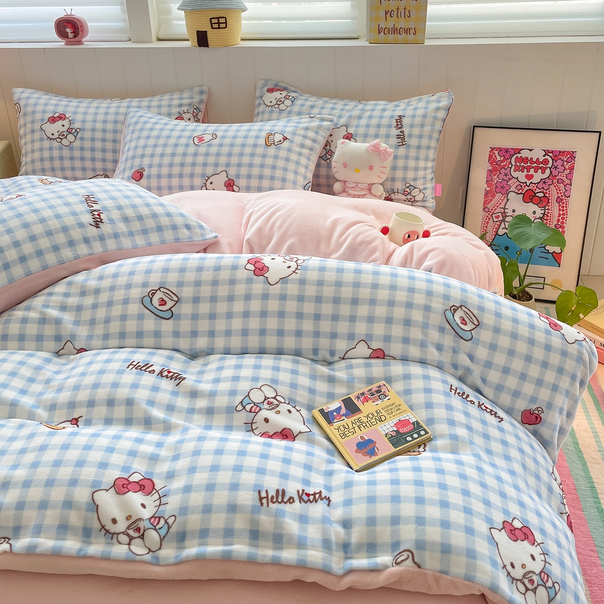 91家纺网 家纺一手货源 找家纺 桃子家居 2025新款A类正版三丽鸥授权卡通加厚高克重牛奶绒系列四件套 绒三丽鸥-甜心kitty蓝