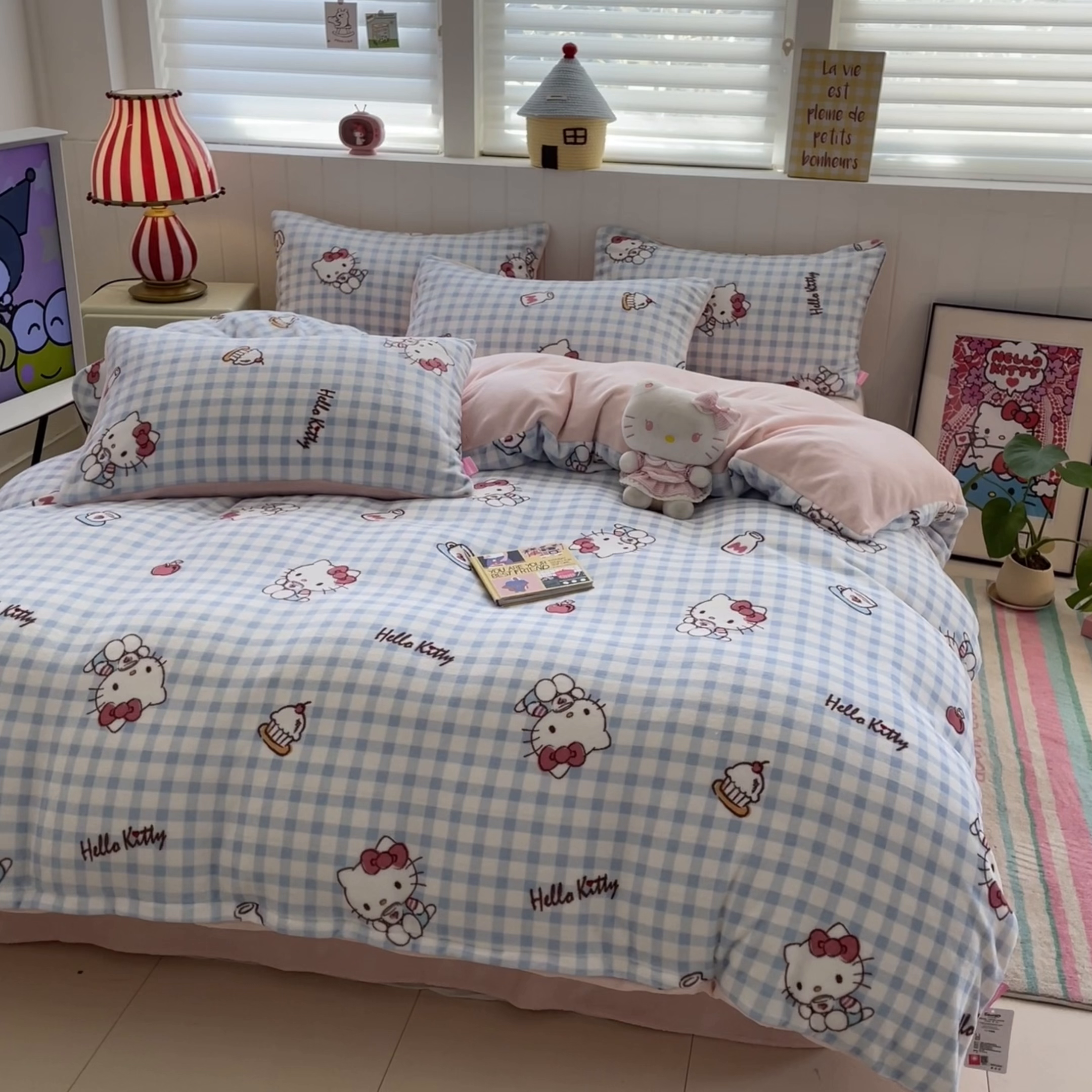 91家纺网 家纺一手货源 找家纺 桃子家居 2025新款A类正版三丽鸥授权卡通加厚高克重牛奶绒系列四件套 绒三丽鸥-甜心kitty蓝