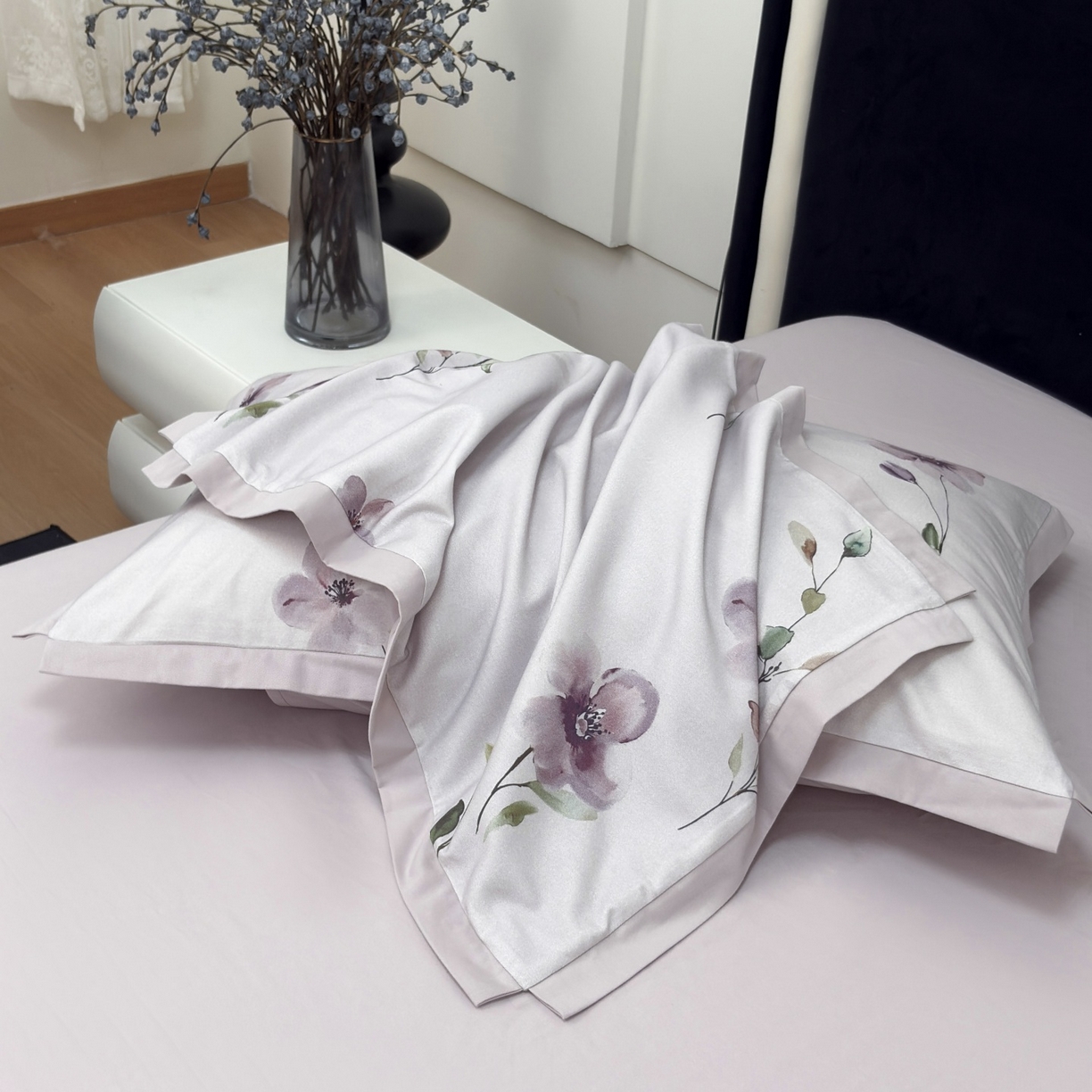 91家纺网 家纺一手货源 找家纺 未来家居 2025新款秋冬全棉加厚磨毛纯色印花缺角工艺系列高端礼盒包装四件套 花俏-粉