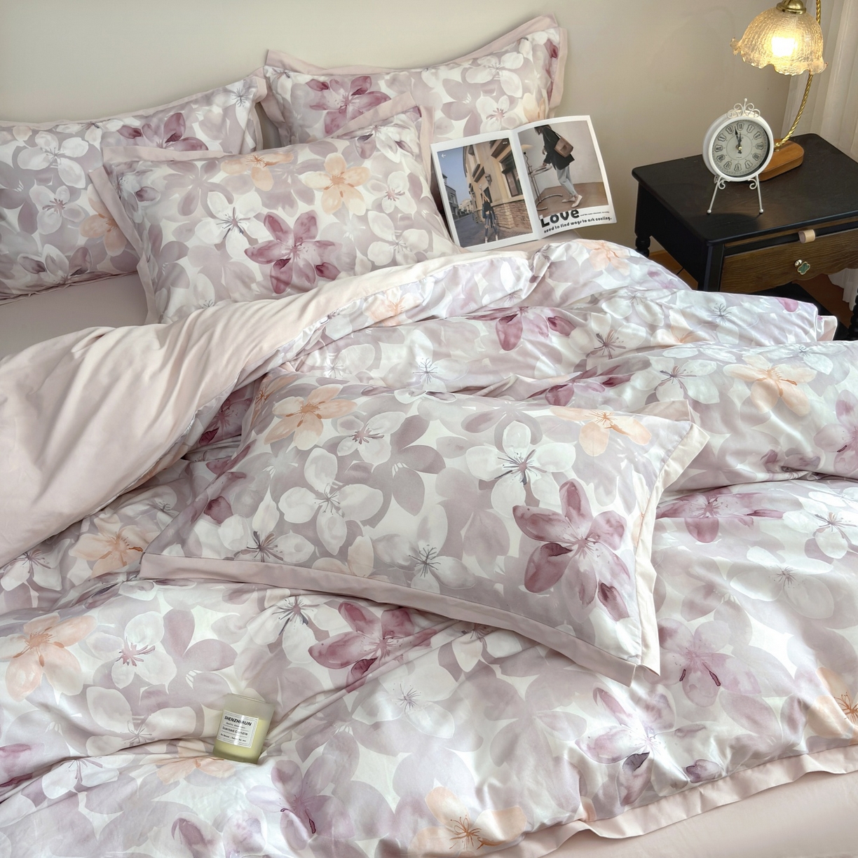 91家纺网 家纺一手货源 找家纺 未来家居 2025新款秋冬全棉加厚磨毛纯色印花缺角工艺系列高端礼盒包装四件套 碧影-粉