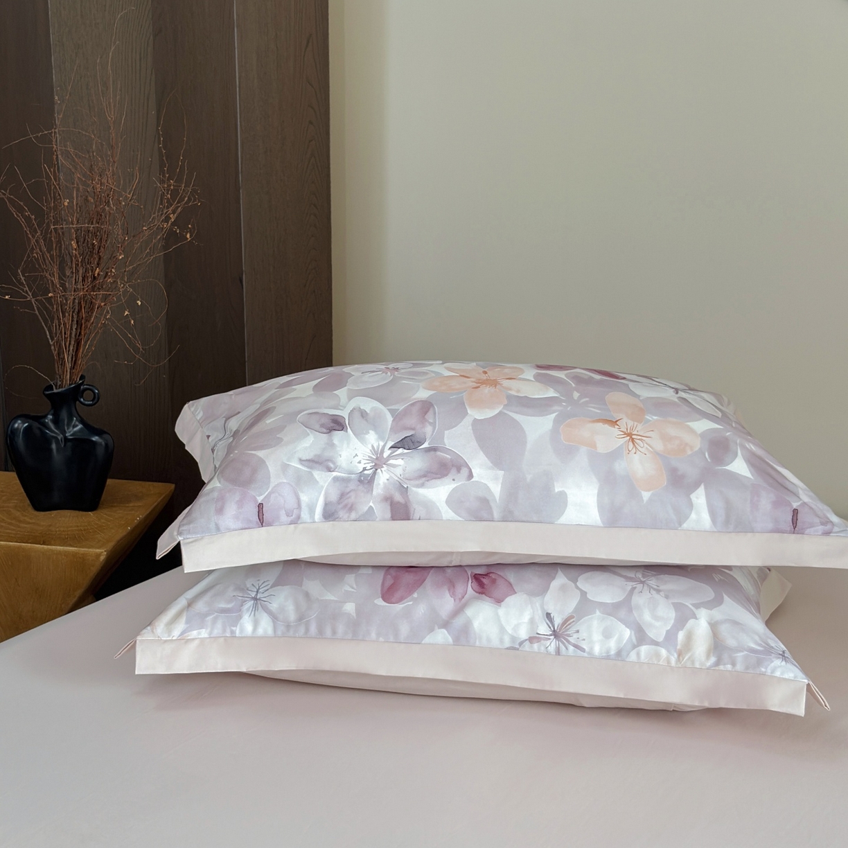 91家纺网 家纺一手货源 找家纺 未来家居 2025新款秋冬全棉加厚磨毛纯色印花缺角工艺系列高端礼盒包装四件套 碧影-粉