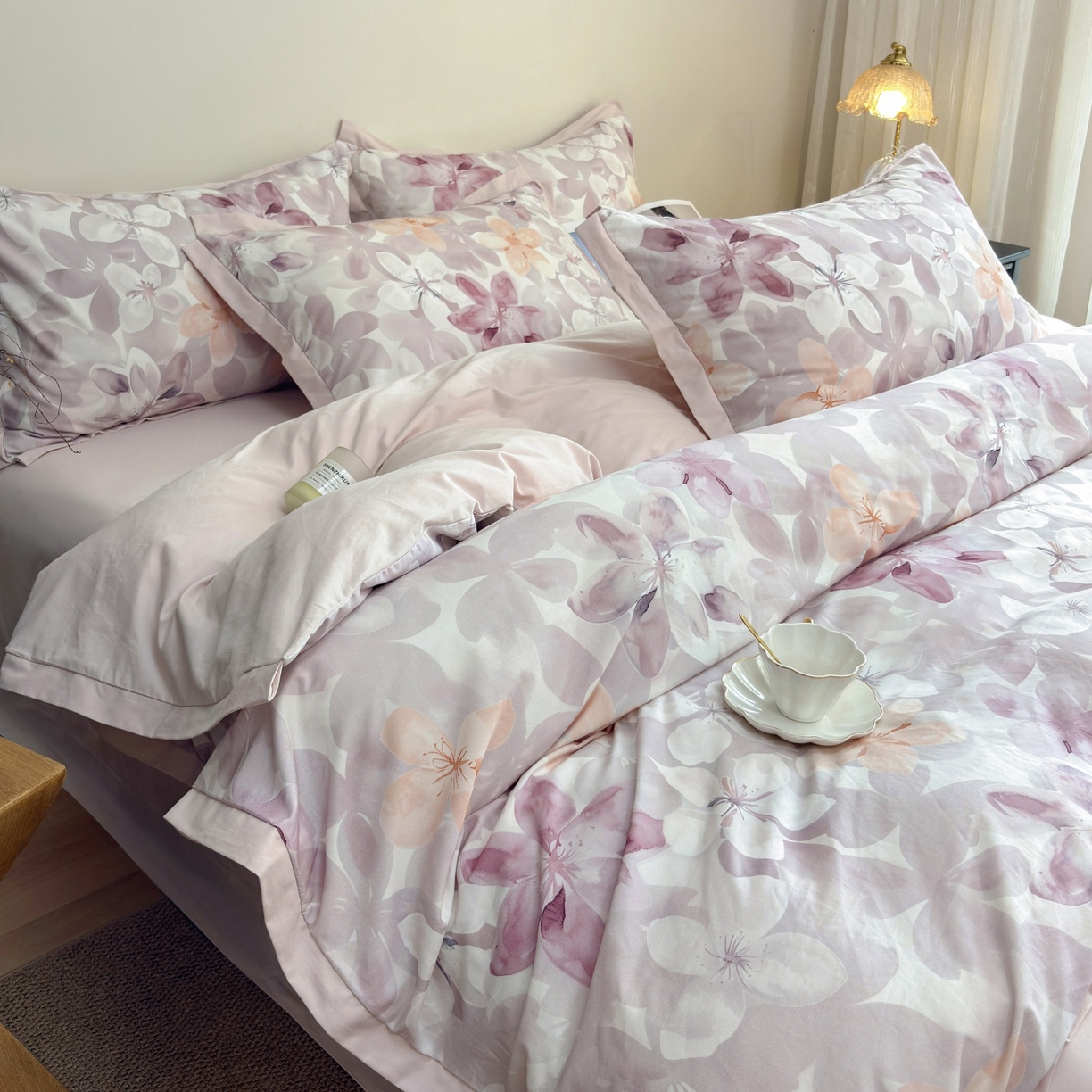 91家纺网 家纺一手货源 找家纺 未来家居 2025新款秋冬全棉加厚磨毛纯色印花缺角工艺系列高端礼盒包装四件套 碧影-粉