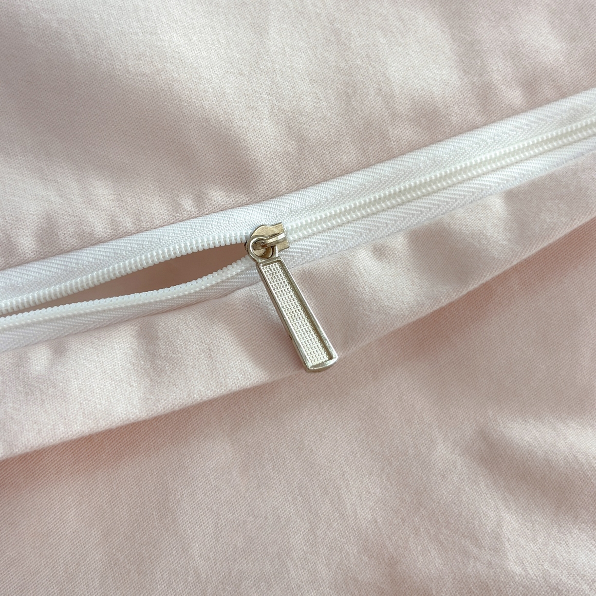 91家纺网 家纺一手货源 找家纺 未来家居 2025新款秋冬全棉加厚磨毛纯色印花缺角工艺系列高端礼盒包装四件套 碧影-粉