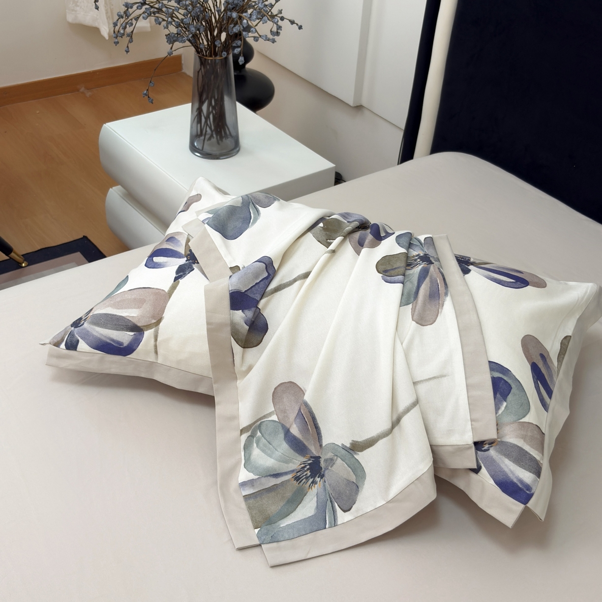 91家纺网 家纺一手货源 找家纺 未来家居 2025新款秋冬全棉加厚磨毛纯色印花缺角工艺系列高端礼盒包装四件套 茉白