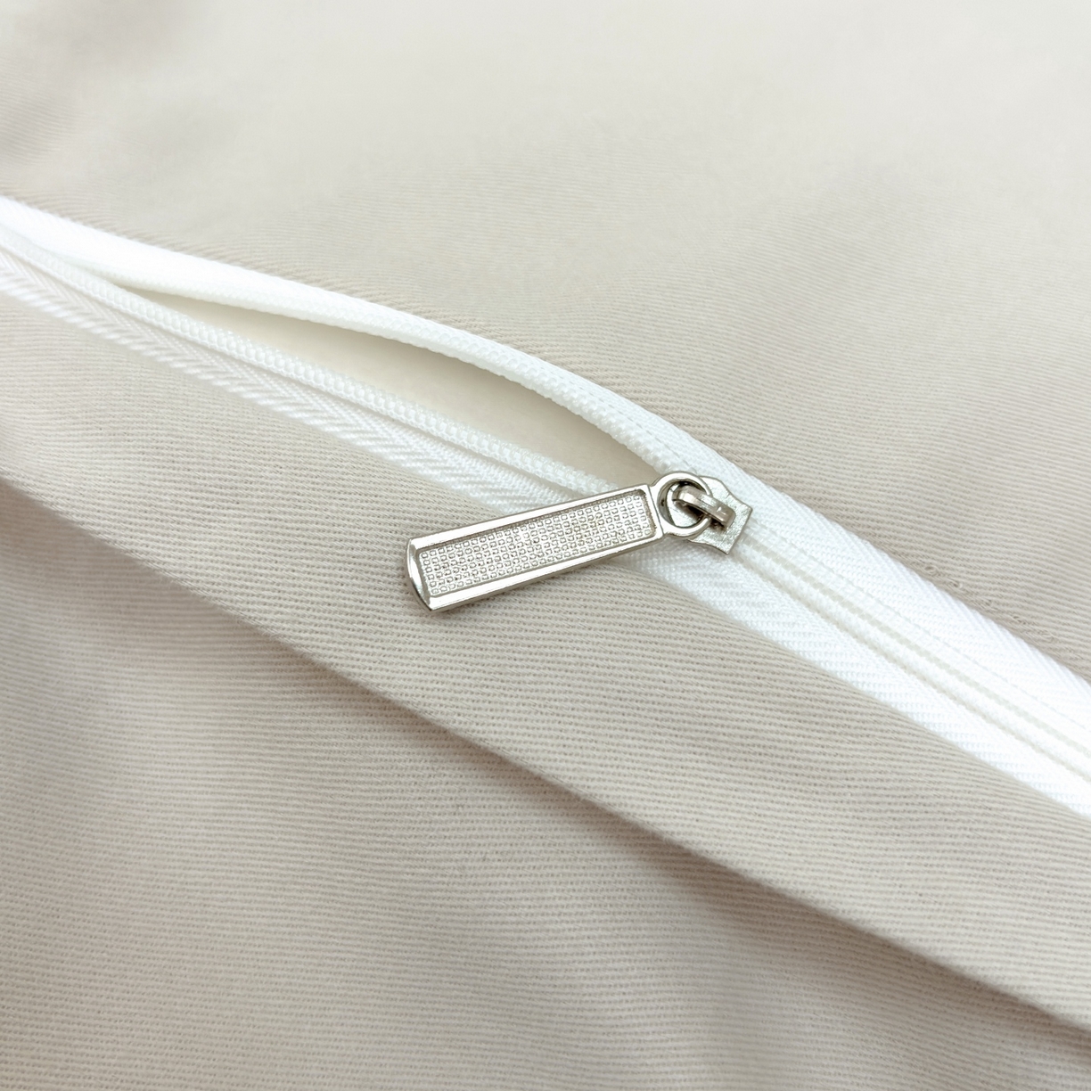 91家纺网 家纺一手货源 找家纺 未来家居 2025新款秋冬全棉加厚磨毛纯色印花缺角工艺系列高端礼盒包装四件套 茉白