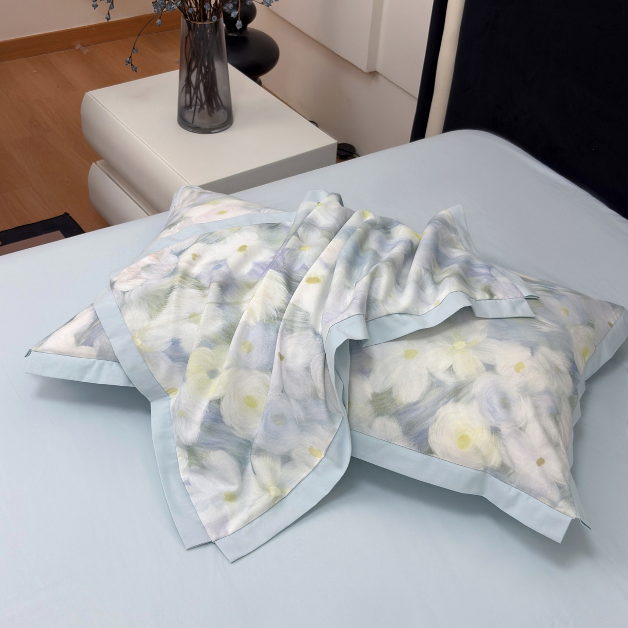 91家纺网 家纺一手货源 找家纺 未来家居 2025新款秋冬全棉加厚磨毛纯色印花缺角工艺系列高端礼盒包装四件套 春山花满-蓝