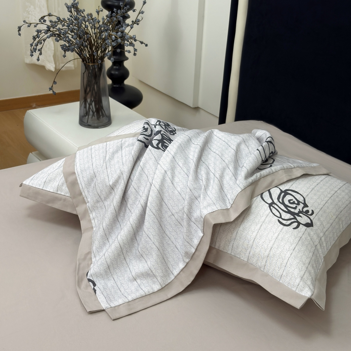 91家纺网 家纺一手货源 找家纺 未来家居 2025新款秋冬全棉加厚磨毛纯色印花缺角工艺系列高端礼盒包装四件套 遇见浪漫