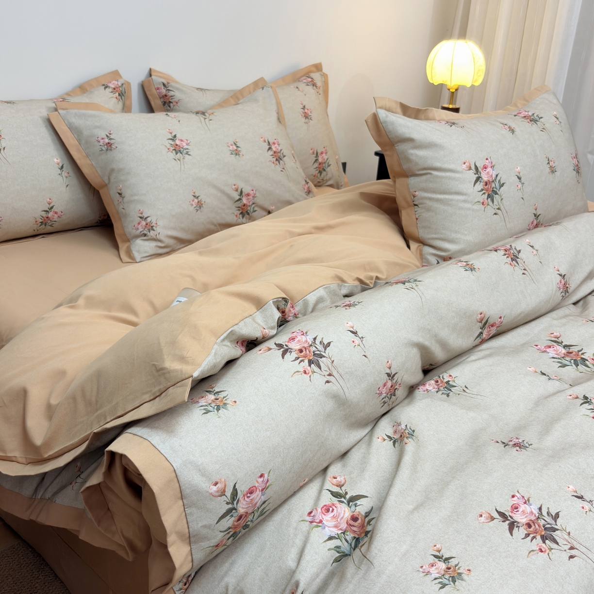 91家纺网 家纺一手货源 找家纺 未来家居 2025新款秋冬全棉加厚磨毛纯色印花缺角工艺系列高端礼盒包装四件套 芸香-咖