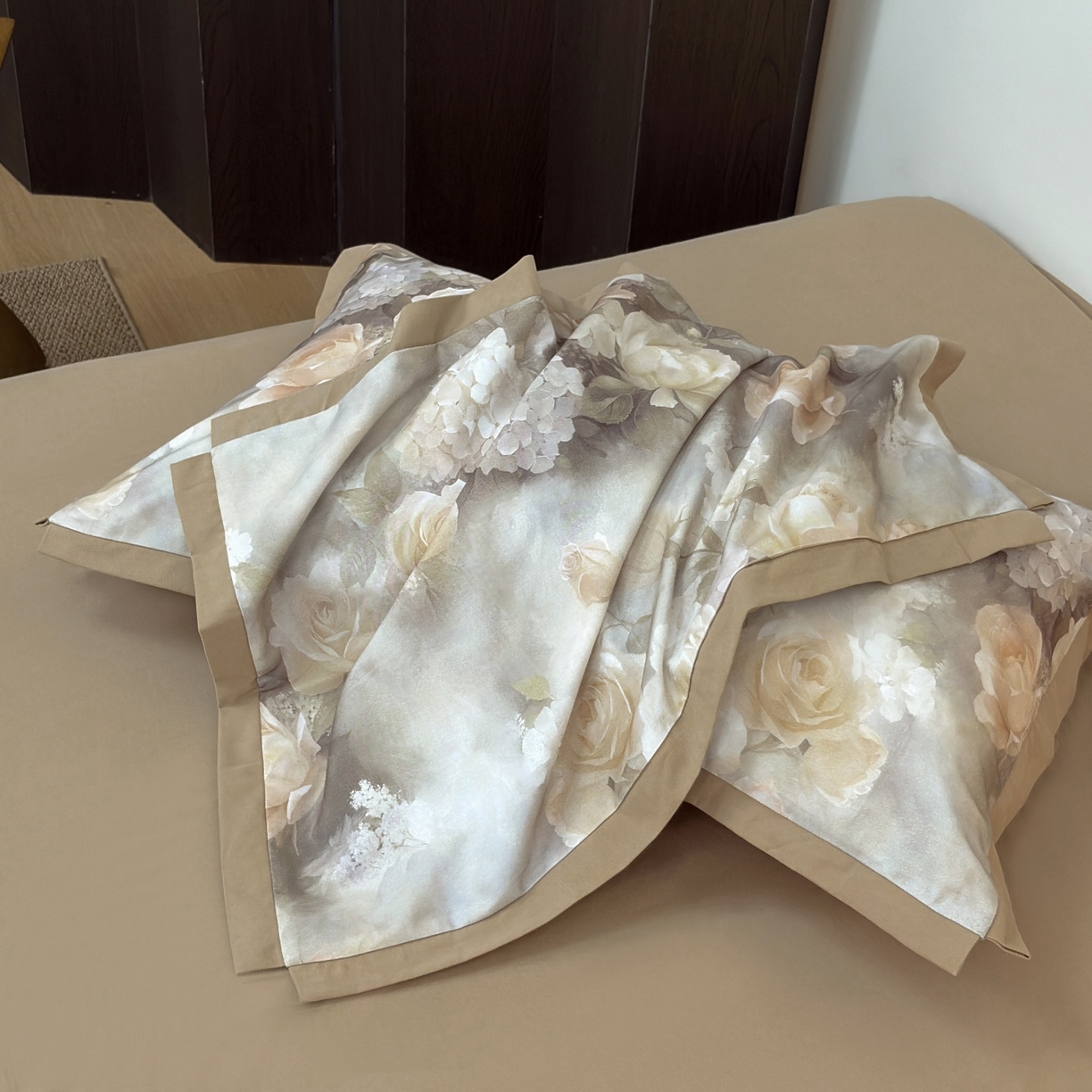 91家纺网 家纺一手货源 找家纺 未来家居 2025新款秋冬全棉加厚磨毛纯色印花缺角工艺系列高端礼盒包装四件套 葵樱-红