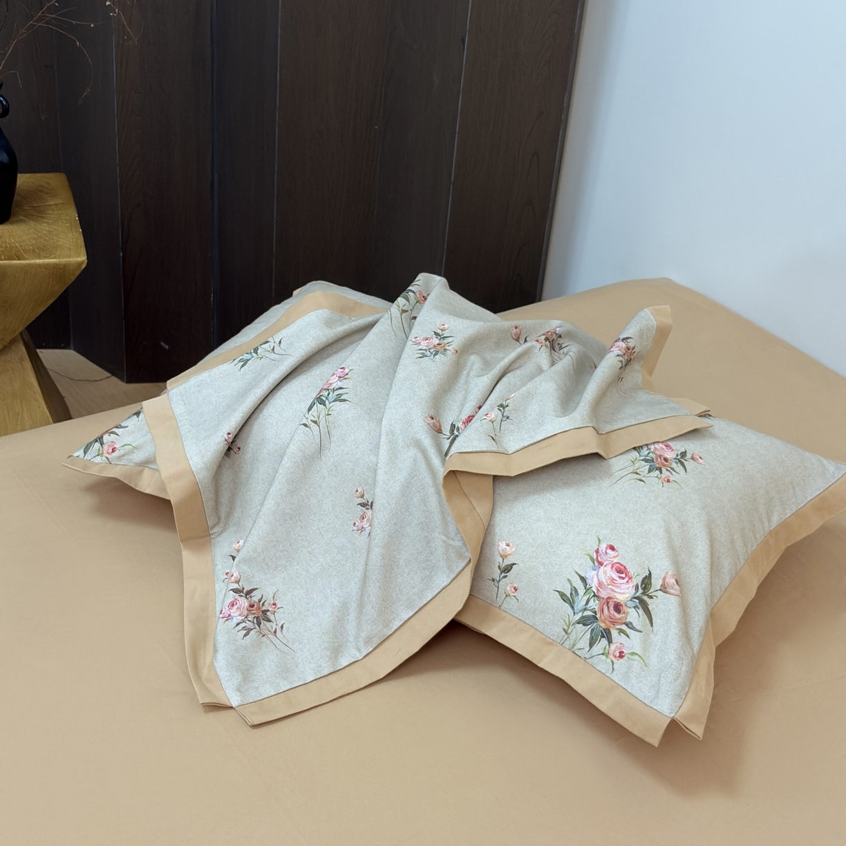 91家纺网 家纺一手货源 找家纺 未来家居 2025新款秋冬全棉加厚磨毛纯色印花缺角工艺系列高端礼盒包装四件套 芸香-咖