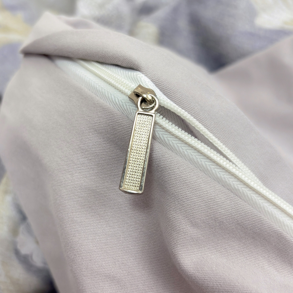 91家纺网 家纺一手货源 找家纺 未来家居 2025新款秋冬全棉加厚磨毛纯色印花缺角工艺系列高端礼盒包装四件套 若芙-蓝