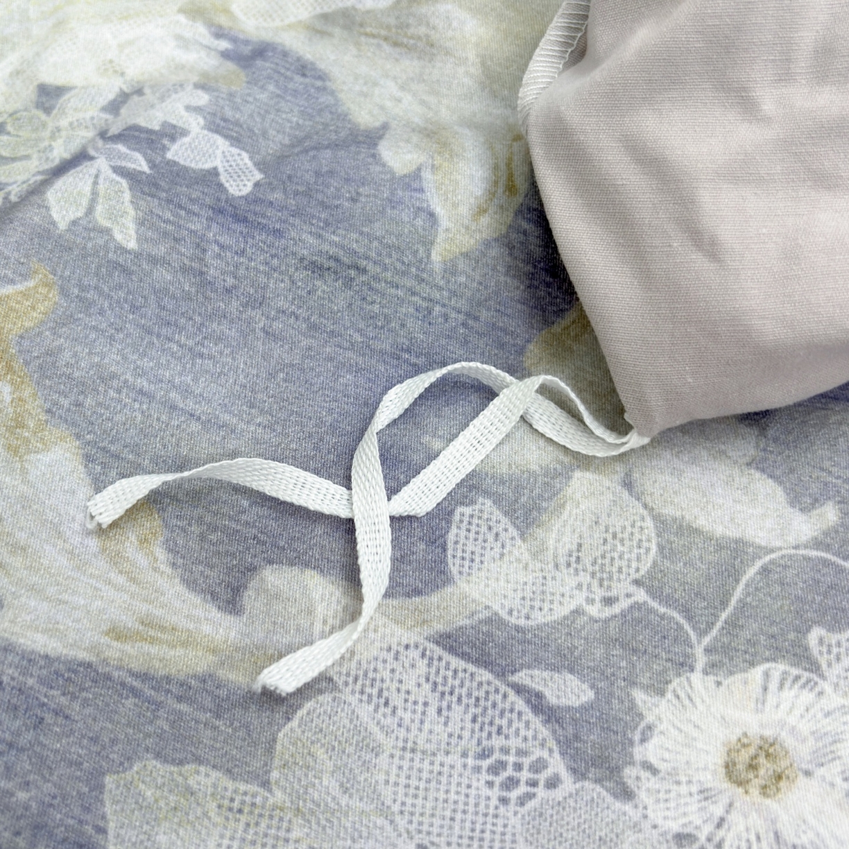 91家纺网 家纺一手货源 找家纺 未来家居 2025新款秋冬全棉加厚磨毛纯色印花缺角工艺系列高端礼盒包装四件套 若芙-蓝