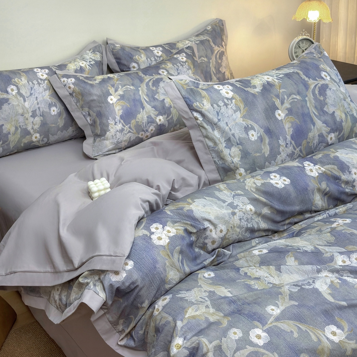 91家纺网 家纺一手货源 找家纺 未来家居 2025新款秋冬全棉加厚磨毛纯色印花缺角工艺系列高端礼盒包装四件套 若芙-蓝