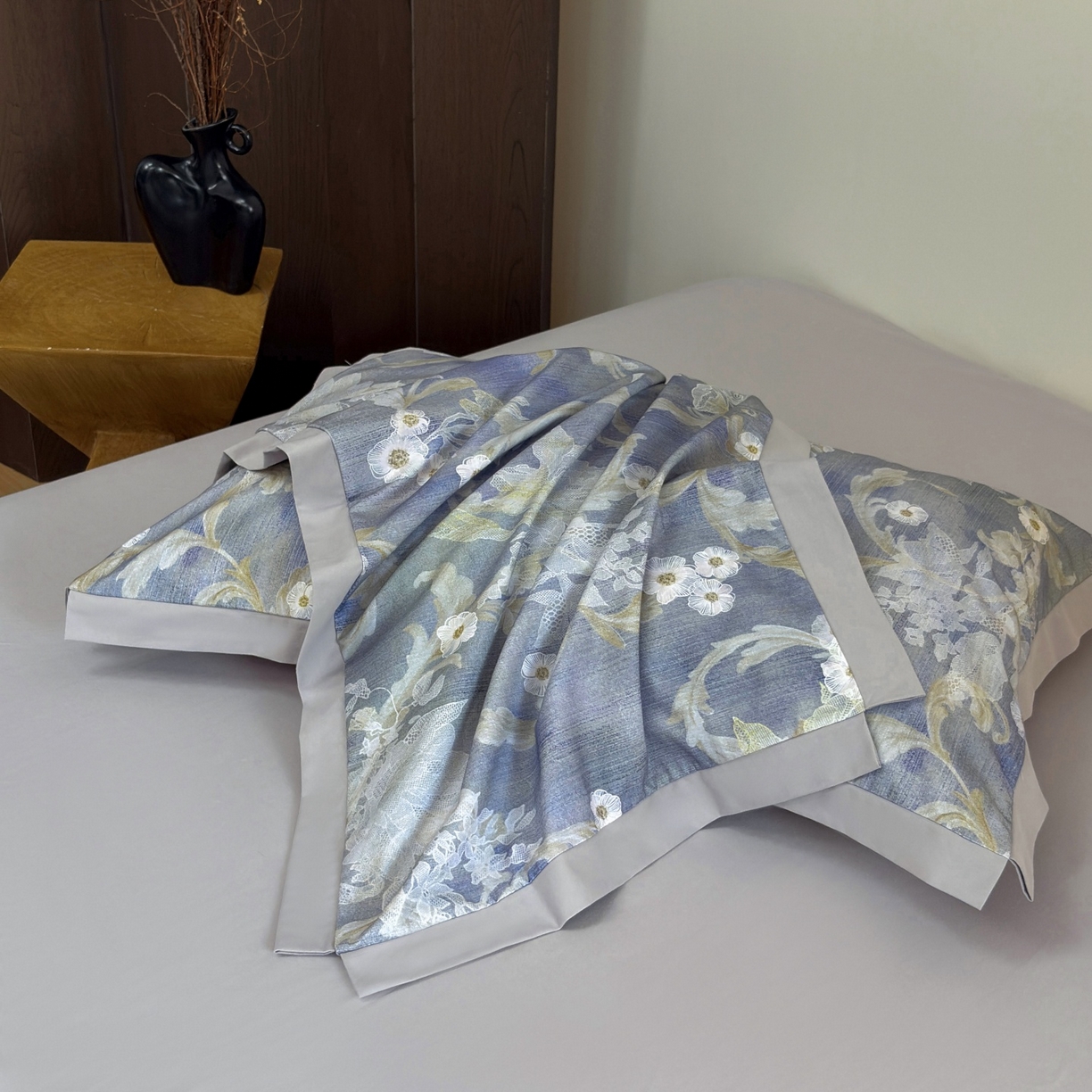 91家纺网 家纺一手货源 找家纺 未来家居 2025新款秋冬全棉加厚磨毛纯色印花缺角工艺系列高端礼盒包装四件套 若芙-蓝