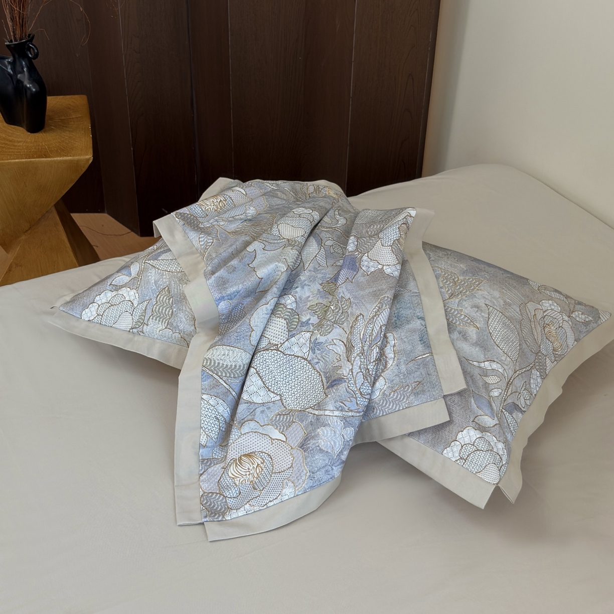 91家纺网 家纺一手货源 找家纺 未来家居 2025新款秋冬全棉加厚磨毛纯色印花缺角工艺系列高端礼盒包装四件套 露娜-灰