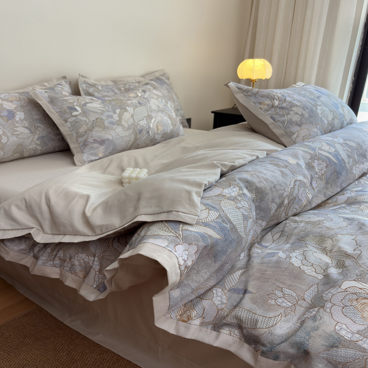 91家纺网 家纺一手货源 找家纺 未来家居 2025新款秋冬全棉加厚磨毛纯色印花缺角工艺系列高端礼盒包装四件套 露娜-灰