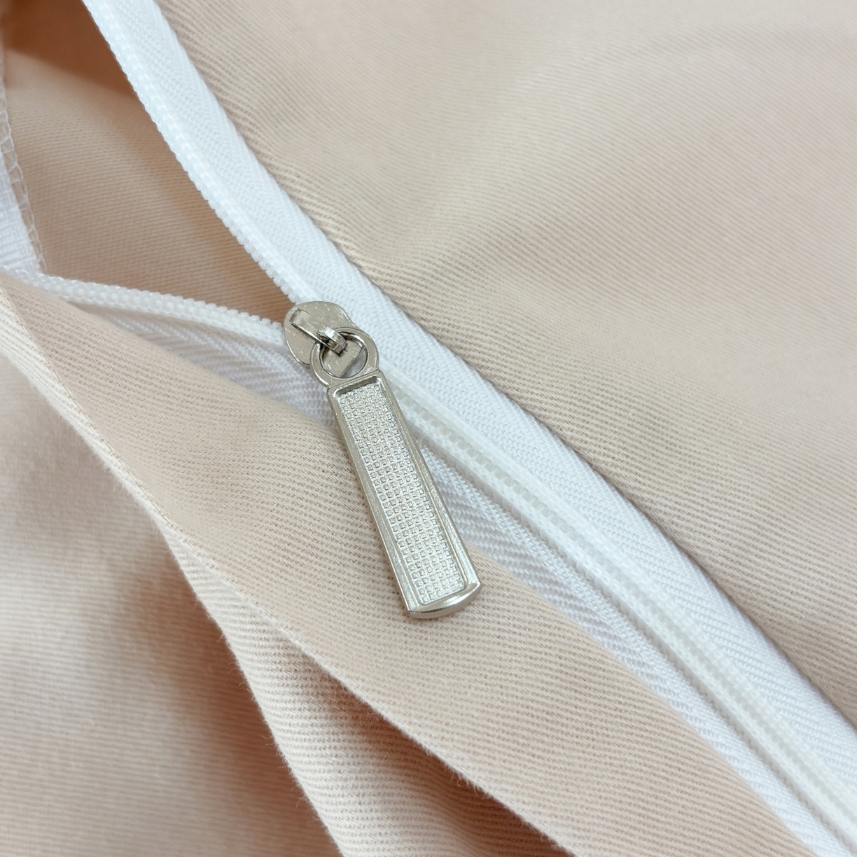 91家纺网 家纺一手货源 找家纺 未来家居 2025新款秋冬全棉加厚磨毛纯色印花缺角工艺系列高端礼盒包装四件套 兰茵-蓝