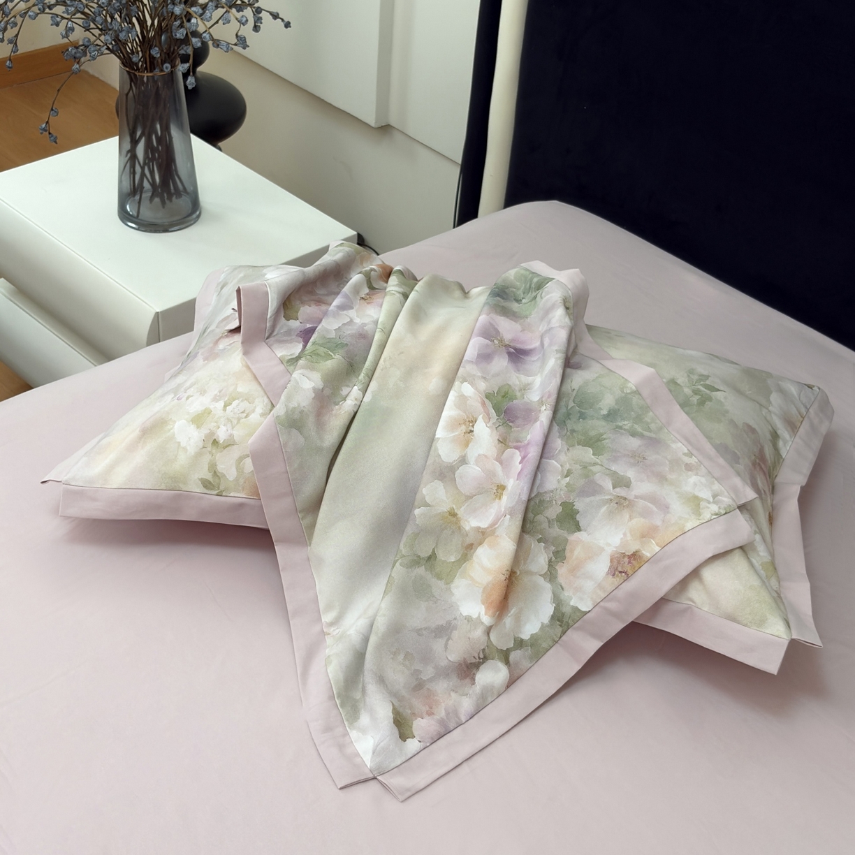 91家纺网 家纺一手货源 找家纺 未来家居 2025新款秋冬全棉加厚磨毛纯色印花缺角工艺系列高端礼盒包装四件套 芳芯-紫