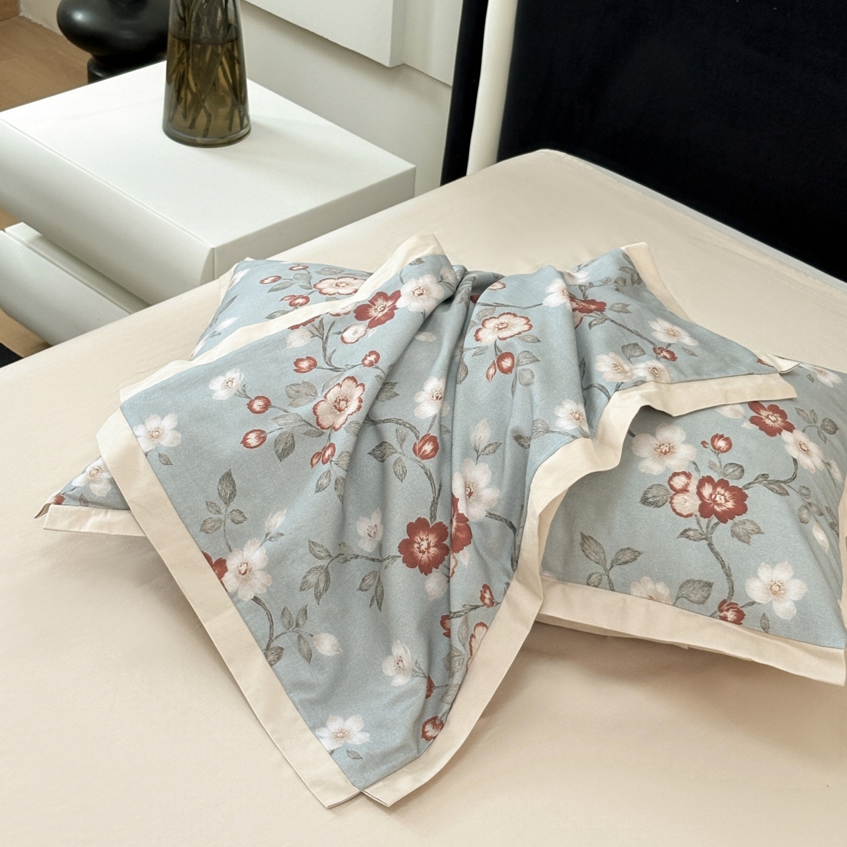 91家纺网 家纺一手货源 找家纺 未来家居 2025新款秋冬全棉加厚磨毛纯色印花缺角工艺系列高端礼盒包装四件套 兰茵-蓝