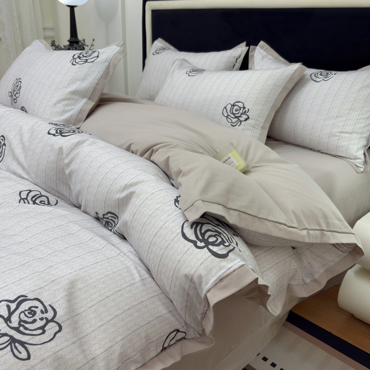 91家纺网 家纺一手货源 找家纺 未来家居 2025新款秋冬全棉加厚磨毛纯色印花缺角工艺系列高端礼盒包装四件套 遇见浪漫