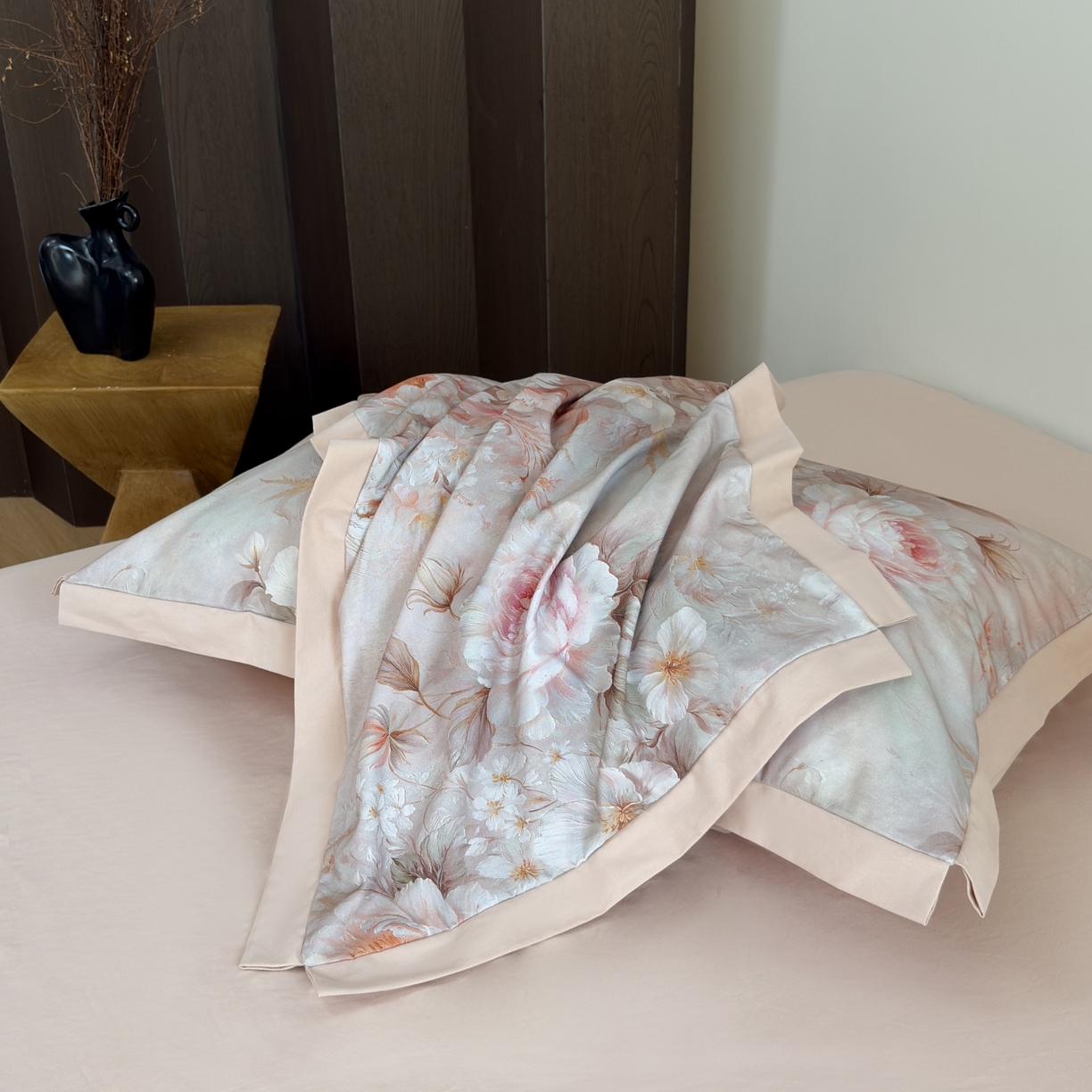 91家纺网 家纺一手货源 找家纺 未来家居 2025新款秋冬全棉加厚磨毛纯色印花缺角工艺系列高端礼盒包装四件套 灿漫悠然-粉