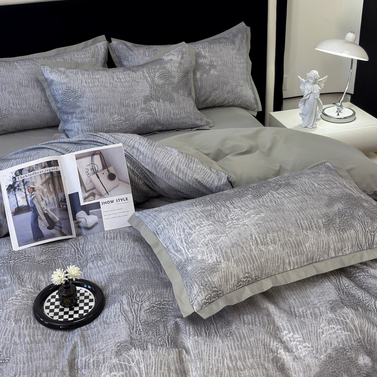 91家纺网 家纺一手货源 找家纺 未来家居 2025新款秋冬全棉加厚磨毛纯色印花缺角工艺系列高端礼盒包装四件套 龙葵-灰