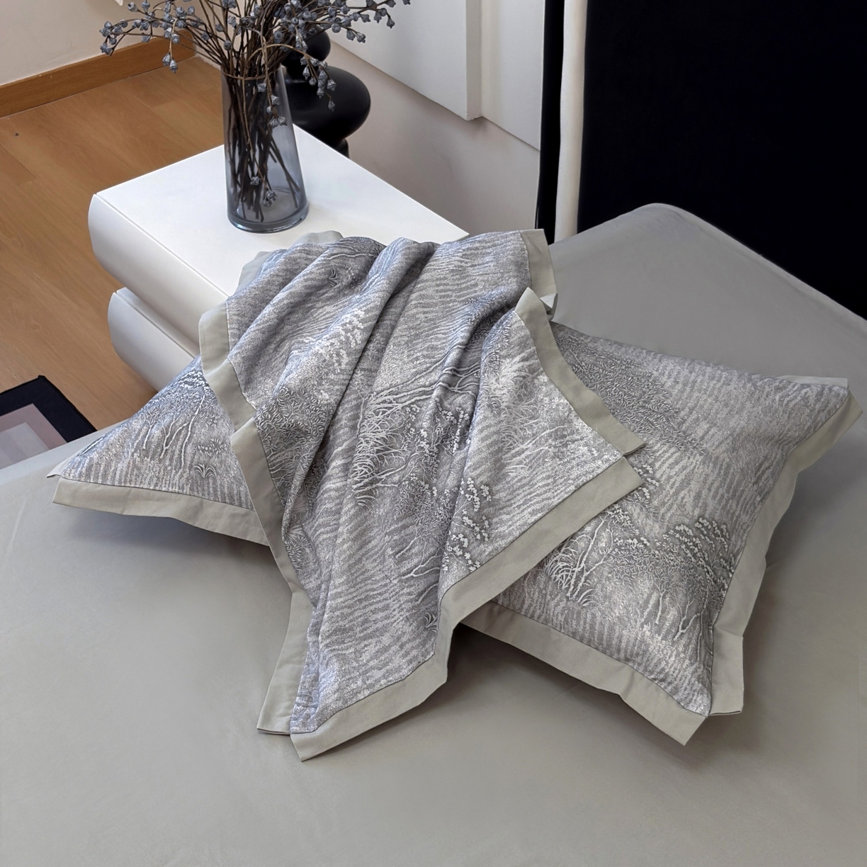 91家纺网 家纺一手货源 找家纺 未来家居 2025新款秋冬全棉加厚磨毛纯色印花缺角工艺系列高端礼盒包装四件套 龙葵-灰